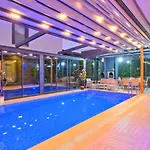 3 Bedroom With Private Pool *