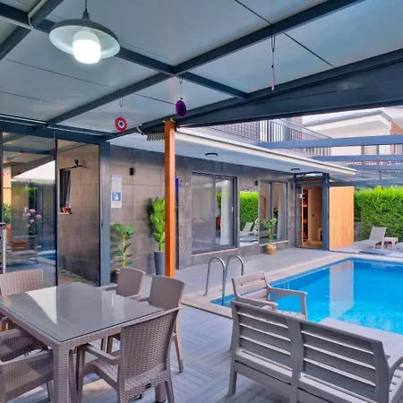 فيلة 3 Bedroom With Private Pool *